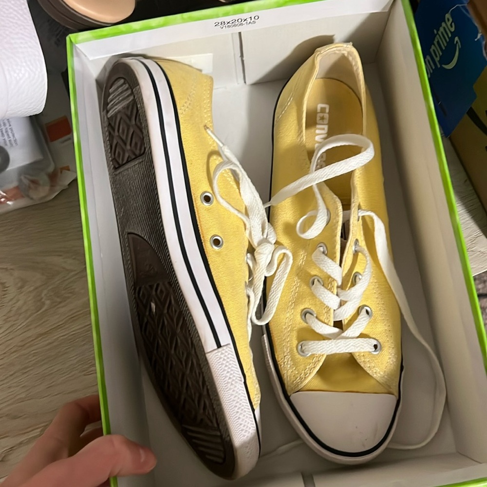 Yellow converse size 8 great condition